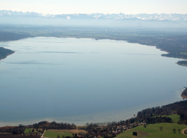 assets/images/activities/hubschrauber-rundflug-ueber-die-maerchenschloesser-und-alpen/1280_0003_Ammersee und Alpen-270x200x90.jpg